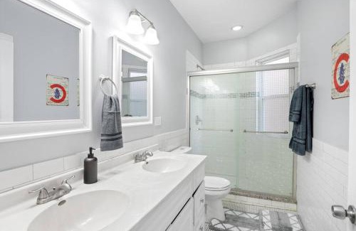 Wrigleyville Apartment | Game Day Getaway - 3BR in Vibrant Wrigleyville