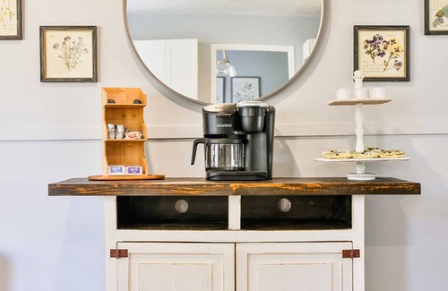 Anniston House | GAMEROOM Getaway! 4BR completely updated home with 2 King Beds and a sunroom!