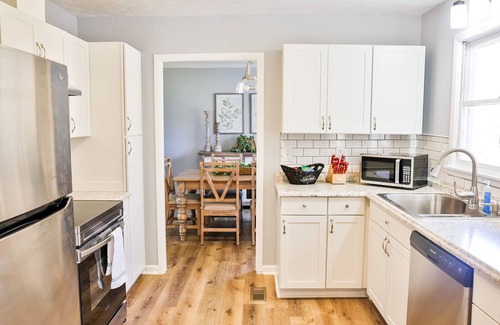 Anniston House | GAMEROOM Getaway! 4BR completely updated home with 2 King Beds and a sunroom!