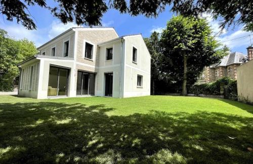 Garches Villa | GARCHES, proche PARIS, Villa 10 personnes, quartier calme et cosy