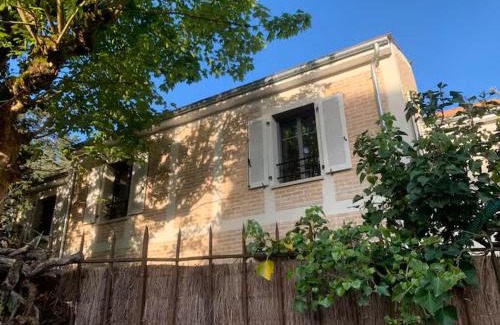 Garches Villa | GARCHES, proche PARIS, Villa 10 personnes, quartier calme et cosy