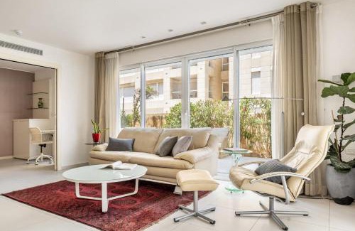 Herzliya Pituach Apartment | Garden Apartment Herzliya Marina. Pool & Gym