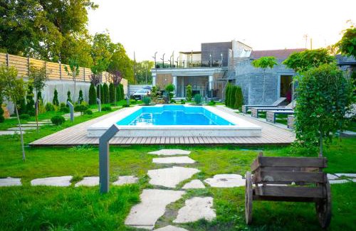 Garni Villa | Garden Hills