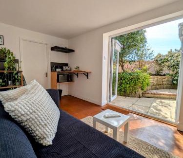 Torquay Apartment | Garden studio near sea