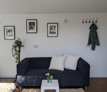 Torquay Apartment | Garden studio near sea