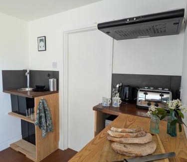 Torquay Apartment | Garden studio near sea