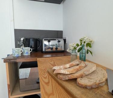 Torquay Apartment | Garden studio near sea