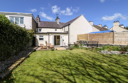 Llanddeusant Cottage | GARNEDD, pet friendly, character holiday cottage in Llanfaethlu