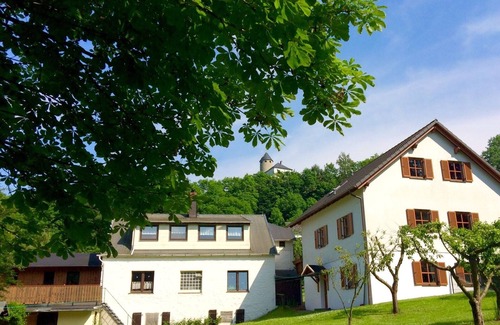 Lichtenberg Apartment | Gemütliches 32qm Ferienapartment mit Dachterrasse und überdachtem Balkon; kostenfreies Parken und WLAN