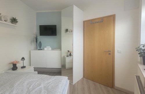 Hilbringen Apartment | Gemütliches Zimmer in Hilbringen