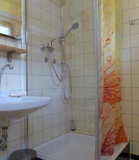 Tuchenbach House | Gemütliches Zimmer mit Doppelbett und Tischtennisraum