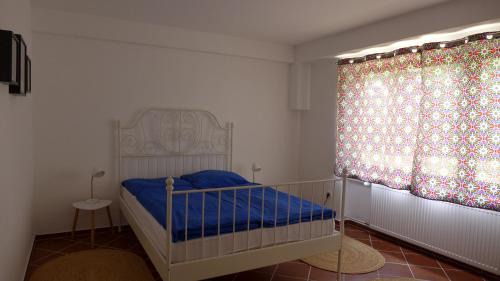 Tuchenbach House | Gemütliches Zimmer mit Doppelbett und Tischtennisraum