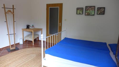 Tuchenbach House | Gemütliches Zimmer mit Doppelbett und Tischtennisraum