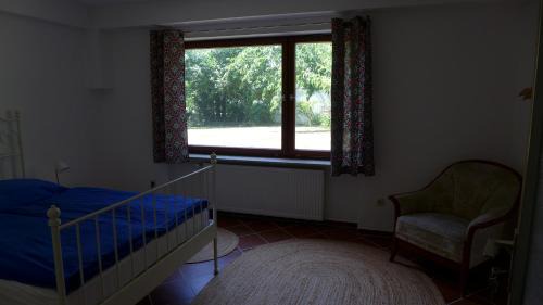 Tuchenbach House | Gemütliches Zimmer mit Doppelbett und Tischtennisraum