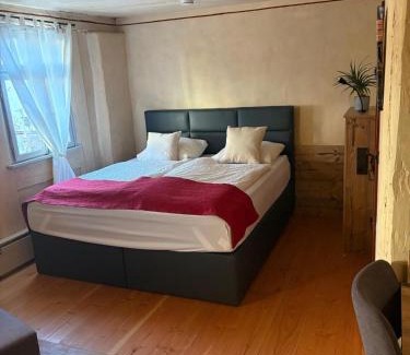 Zirndorf Apartment | Genusspur - Schiefer Salon