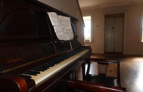 Glin Bed & Breakfast | Geoghegans Magpie Bar and B&B