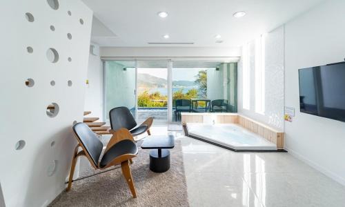 Irun-myeon Villa | Geoje Star Marine Pool Villa