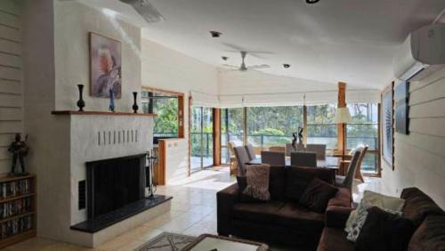Lilli Pilli House | George Bass Drive A Well Kept Secret