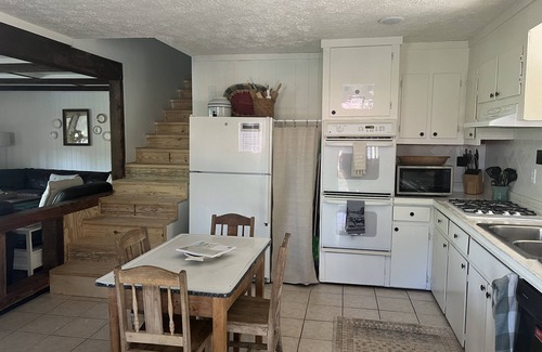 Clanton Cabin | Get off-grid at lakefront Cabin at Sawmill Branch