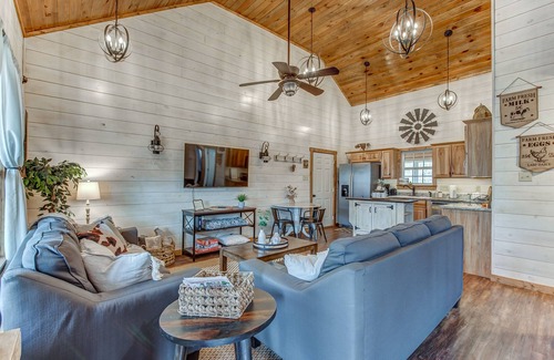 Counce Cabin | Getaway Chalet Pickwick! HOT TUB! FirePit 5 mins Pickwick Landing!