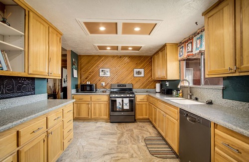 Yucca Valley House | Giant pool and hot tub near Joshua Tree National Park.