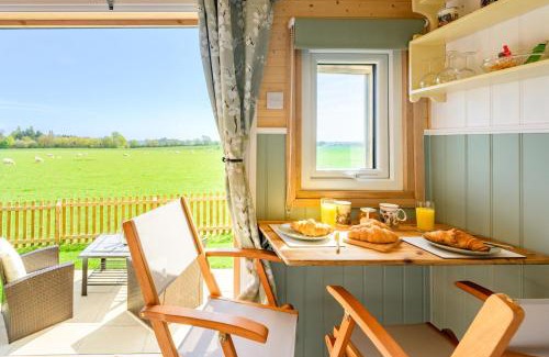Howlett End House | Gin and Toffee Carriage