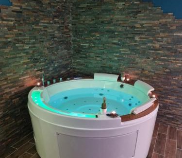 Rumilly House | Gite avec Spa " La tropicale "