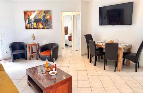 Pomerols Apartment | Gite en 3 épis de plain-pied, 2 chambres, climatisé, terrasse, jardinet et parking, très calme