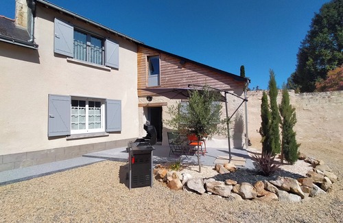 Distre House | GÎTE L'OASIS 10' from Saumur, the Château, the Cadre Noir and the freeway