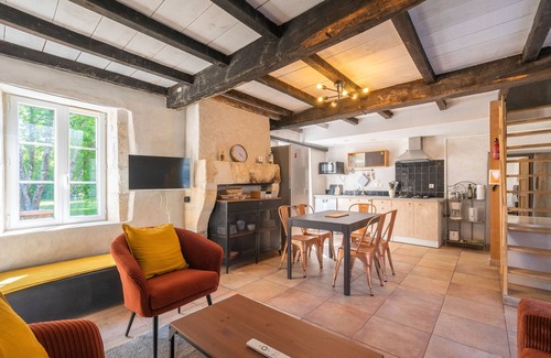 Saint-Romain-de-Benet Cottage | 'Gîte Le Chai' with Shared Pool, Wi-Fi and Air Conditioning