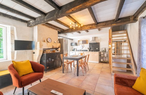 Saint-Romain-de-Benet Cottage | 'Gîte Le Chai' with Shared Pool, Wi-Fi and Air Conditioning