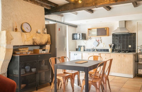 Saint-Romain-de-Benet Cottage | 'Gîte Le Chai' with Shared Pool, Wi-Fi and Air Conditioning