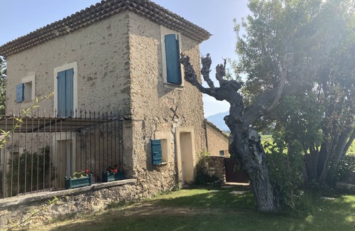 Mazan Cottage | Gite Soie: cosy stone cottage in a quiet area surrounded by vines