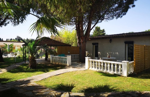 Maraussan House | Gite T2 Les Pins with heated swimming pool in wooded grounds