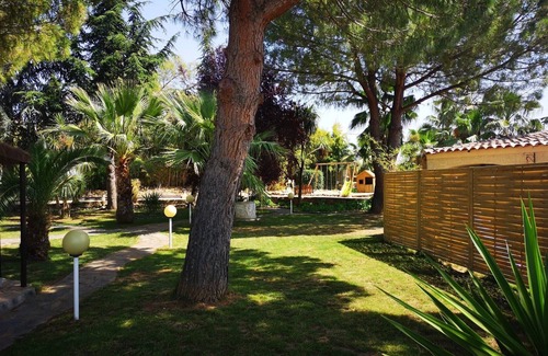 Maraussan House | Gite T2 Les Pins with heated swimming pool in wooded grounds