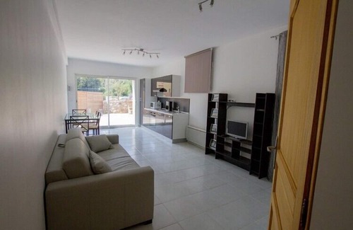 Le Pradet Apartment | GITE WITH TERRACE SEASIDE SAND BEACH 200 m PARKING N° 923332