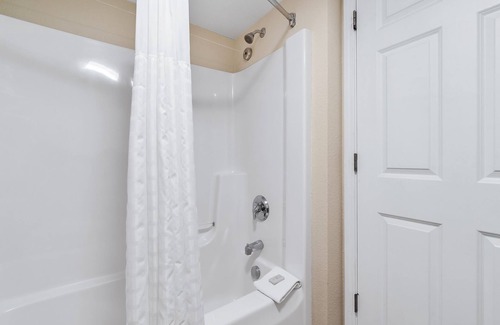 Kelleys Island House | Glacier Suite at Kelley's Island Venture Resort