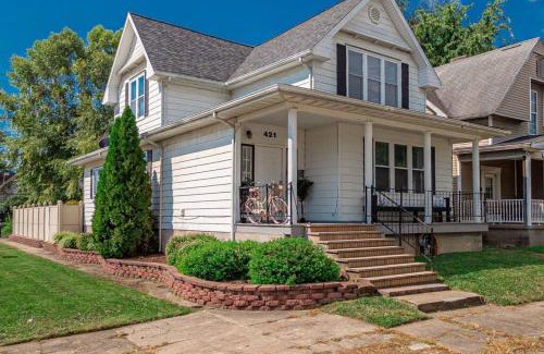 Evansville Apartment | Glamorous Renovated Modern Home