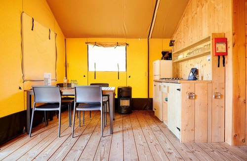 Nieuw Heeten House | Glamping at its best! Luxurious safari tent by the play pond at Vakantiepark de Sallandshoeve for a perfect family holiday.