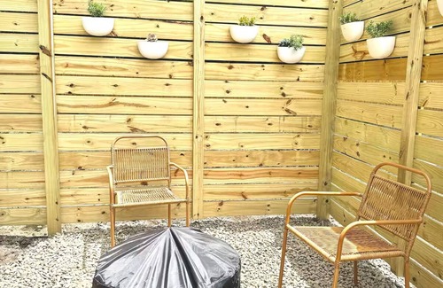Wrightsboro Apartment | Glamping Getaway! 10 Min to Downtown, 22 min to Beach!