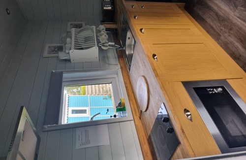 Llanfair Caereinion House | Glamping Hut - Riverview 3