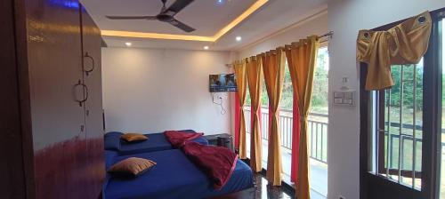 Valparai Bed & Breakfast | Glasshouse Retreat by The Jungle stay groups