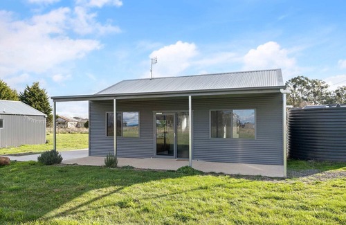 Forest Reefs House | Glenowrie Cottage - 2 King Beds - Close to Cadia