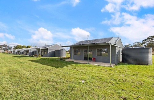 Forest Reefs House | Glenowrie Cottage - 2 King Beds - Close to Cadia