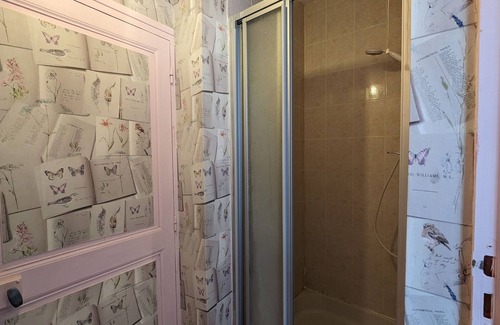 Pellevoisin Bed & Breakfast | Glycine Room for 3, farm stay near castles