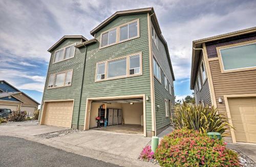 Gold Beach House | Gold Beach Townhome with Ocean Views and Sunroom!