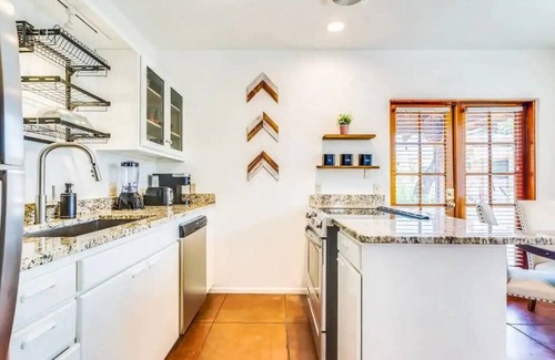 West University House | Golden 4BR – UofA & DT Stay, Your Spring Retreat!