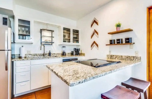 West University House | Golden 4BR – UofA & DT Stay, Your Spring Retreat!