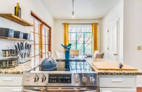 West University House | Golden 4BR – UofA & DT Stay, Your Spring Retreat!