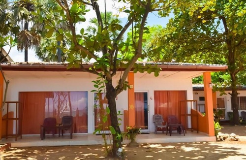 Uppuveli Hotel | Golden Beach Cottages